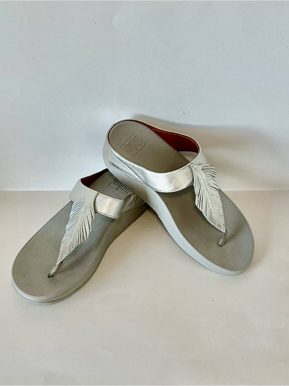 FitFlop - Women's FINO Feather Toe Post Sandals, Silver Metallic, 8
